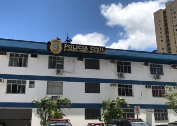 Polícia Civil do Espírito Santo indiciou uma mulher de 26 anos pelo homicídio qualificado do marido, Jorge Luiz Vieira Santos. Ela fugiu após o crime e é procurada pelas autoridades.