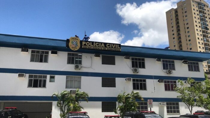 Polícia Civil do Espírito Santo indiciou uma mulher de 26 anos pelo homicídio qualificado do marido, Jorge Luiz Vieira Santos. Ela fugiu após o crime e é procurada pelas autoridades.