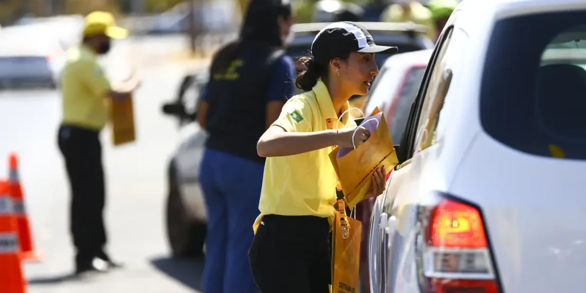 Segundo a Abramet, o centro do banco traseiro é o local mais seguro para transportar crianças no carro, aumentando a proteção em até 24%. Uso correto do dispositivo reduz risco de morte em 60%.