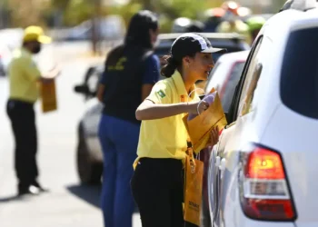 Segundo a Abramet, o centro do banco traseiro é o local mais seguro para transportar crianças no carro, aumentando a proteção em até 24%. Uso correto do dispositivo reduz risco de morte em 60%.