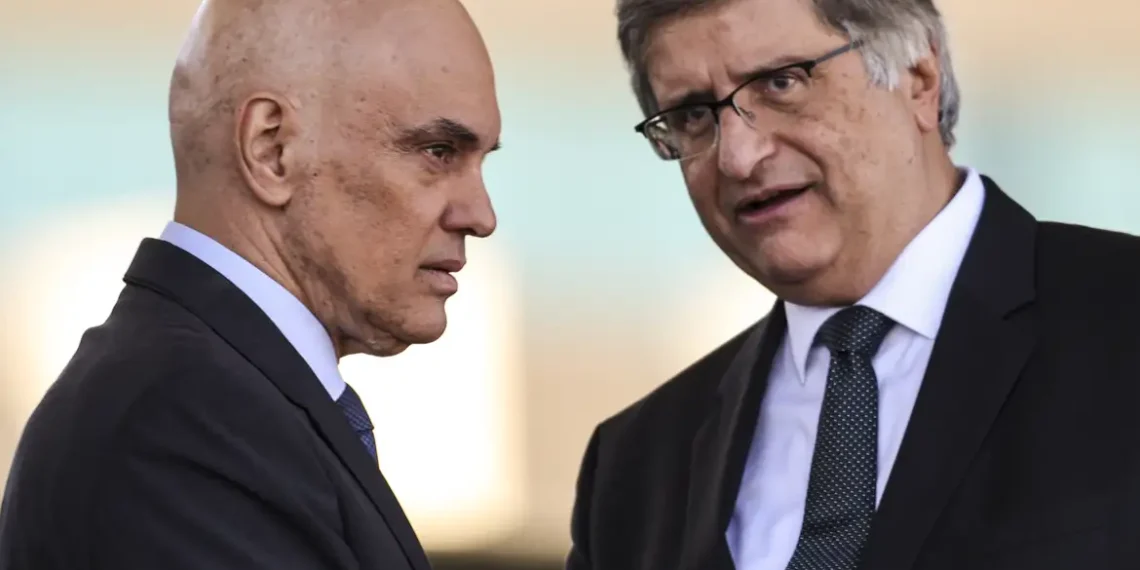 STF começa julgamento de Jair Bolsonaro e sete ex-assessores acusados pela PGR de tentativa de golpe de Estado. Réus podem pegar até 40 anos de prisão.