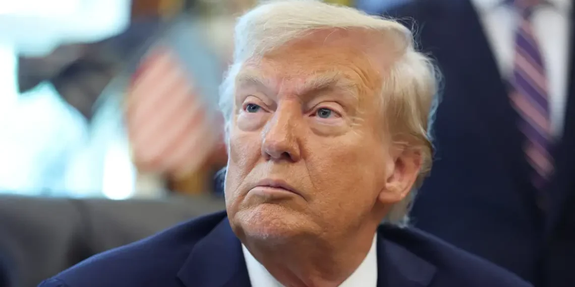 Donald Trump assinou decreto que classifica o movimento Antifa como organização terrorista. Especialistas alertam que medida pode restringir liberdade de expressão e abrir caminho para repressão autoritária.
