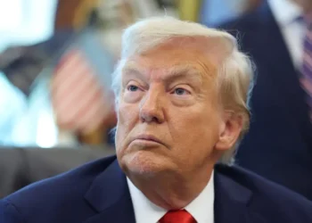 Donald Trump assinou decreto que classifica o movimento Antifa como organização terrorista. Especialistas alertam que medida pode restringir liberdade de expressão e abrir caminho para repressão autoritária.