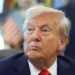 Donald Trump assinou decreto que classifica o movimento Antifa como organização terrorista. Especialistas alertam que medida pode restringir liberdade de expressão e abrir caminho para repressão autoritária.
