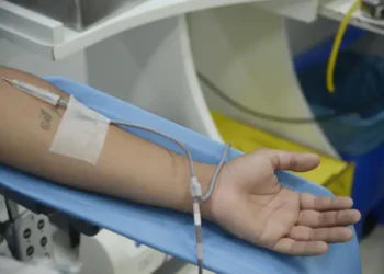 Sociedade de Reumatologia alerta: pacientes do SUS têm acesso ao remédio, mas não ao local adequado para aplicação, comprometendo eficácia do tratamento.