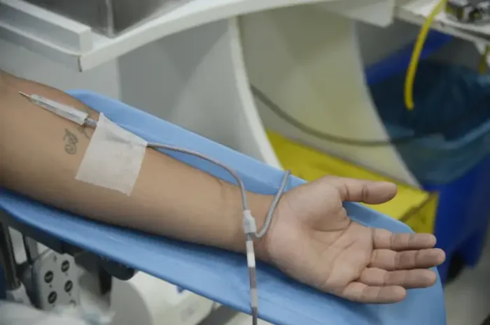 Sociedade de Reumatologia alerta: pacientes do SUS têm acesso ao remédio, mas não ao local adequado para aplicação, comprometendo eficácia do tratamento.
