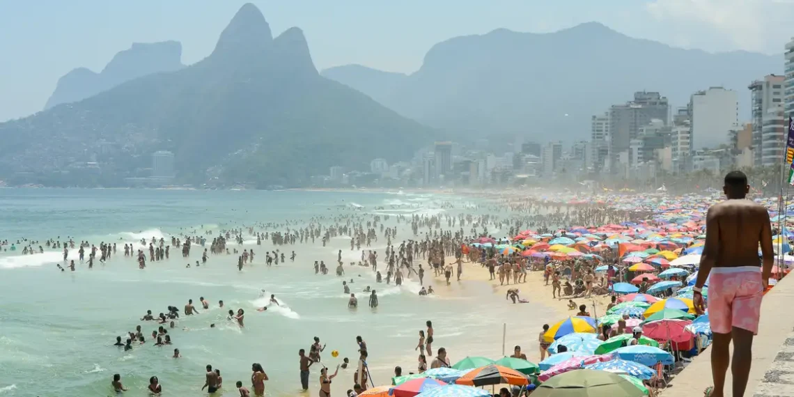A Operação Verão 2025/2026 da Polícia Militar começa neste fim de semana, com patrulhamento reforçado nas praias, vias expressas e rodovias, garantindo segurança para moradores e turistas.