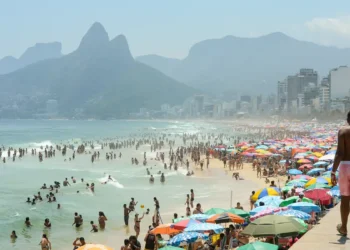 A Operação Verão 2025/2026 da Polícia Militar começa neste fim de semana, com patrulhamento reforçado nas praias, vias expressas e rodovias, garantindo segurança para moradores e turistas.