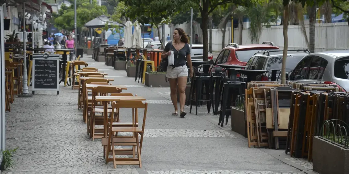 Levantamento do Procon-SP mostra que apenas 25% dos estabelecimentos fiscalizados cumprem o Protocolo Não se Cale, que prevê acolhimento a mulheres em situação de risco e violência.