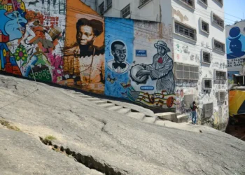 A Embratur e a CAF lançaram em Salvador um guia prático sobre igualdade racial no turismo. A publicação valoriza o afroturismo, propõe práticas antirracistas e posiciona o Brasil como referência internacional.