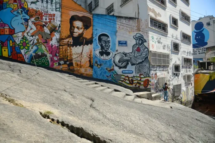 A Embratur e a CAF lançaram em Salvador um guia prático sobre igualdade racial no turismo. A publicação valoriza o afroturismo, propõe práticas antirracistas e posiciona o Brasil como referência internacional.