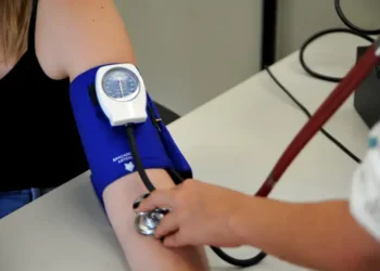 A nova Diretriz Brasileira de Hipertensão 2025 classifica a pressão 12 por 8 como pré-hipertensão. Objetivo é prevenir a evolução da doença com medidas não medicamentosas.