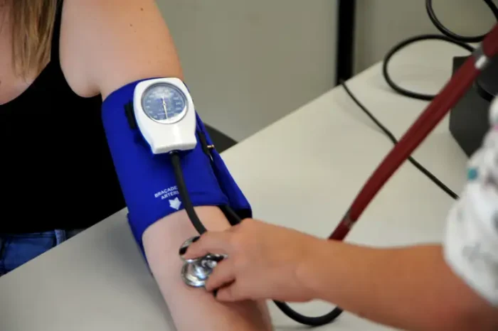 A nova Diretriz Brasileira de Hipertensão 2025 classifica a pressão 12 por 8 como pré-hipertensão. Objetivo é prevenir a evolução da doença com medidas não medicamentosas.