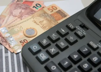 O IPCA caiu 0,11% em agosto de 2025, primeira deflação em um ano. Energia elétrica e alimentos puxaram queda. Em 12 meses, inflação acumula 5,13%, ainda acima da meta do governo.