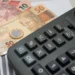 O IPCA caiu 0,11% em agosto de 2025, primeira deflação em um ano. Energia elétrica e alimentos puxaram queda. Em 12 meses, inflação acumula 5,13%, ainda acima da meta do governo.
