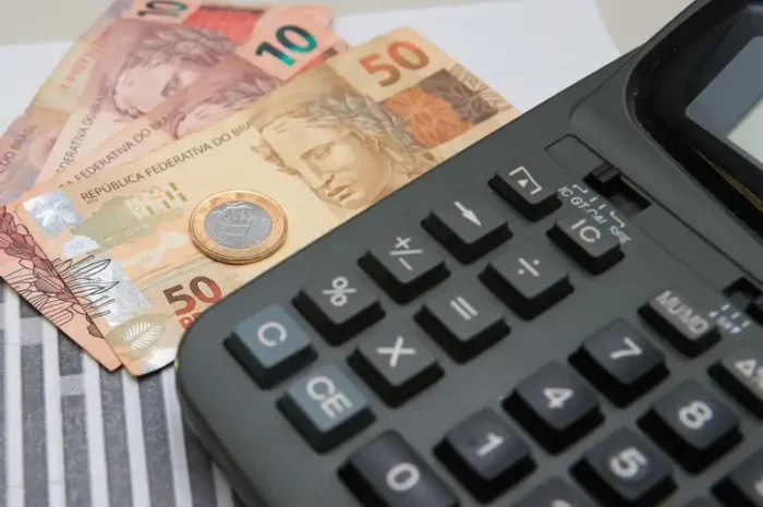 O IPCA caiu 0,11% em agosto de 2025, primeira deflação em um ano. Energia elétrica e alimentos puxaram queda. Em 12 meses, inflação acumula 5,13%, ainda acima da meta do governo.