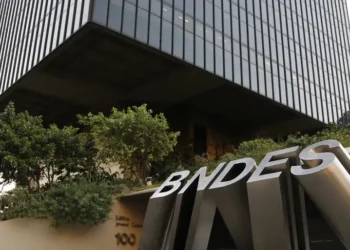 A chamada pública da Nova Indústria Brasil no Nordeste recebeu R$ 127,8 bilhões em propostas, quase 13 vezes o previsto. Projetos priorizam inovação, transição energética, bioeconomia e desenvolvimento sustentável.