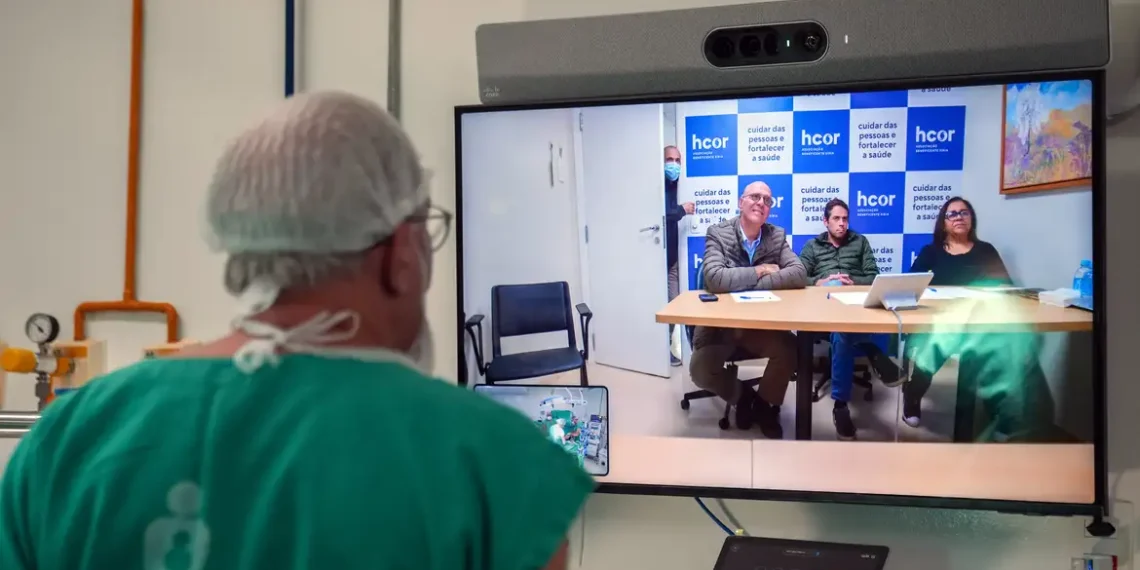 O Projeto Congênitos amplia a linha de cuidado da cardiopatia congênita no SUS com cirurgias infantis supervisionadas a distância por especialistas do Hcor. Hospitais do Norte e Nordeste recebem suporte técnico para aumentar a oferta de procedimentos.