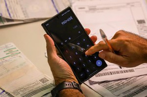 O endividamento das famílias brasileiras atinge recorde histórico em agosto de 2025, com 71,7 milhões de inadimplentes. Especialistas destacam a educação financeira como ferramenta essencial para controle de gastos, prevenção de dívidas e incentivo à poupança.