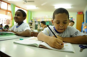 Projeto que cria o Sistema Nacional de Educação (SNE) retorna ao Senado após aprovação na Câmara. PLP 235/2019 institui identificação única de alunos, plataforma de dados e comissões para melhorar a gestão da educação.