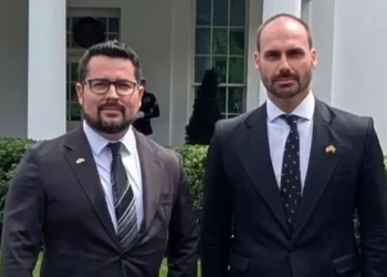 O ministro Alexandre de Moraes deu prazo de 15 dias para Eduardo Bolsonaro e Paulo Figueiredo apresentarem defesa sobre denúncia da PGR no STF. Eles são acusados de coação no curso do processo.