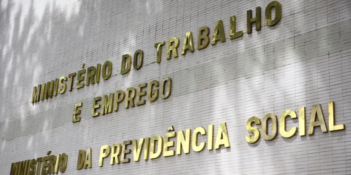 Ministério do Trabalho e Emprego envia notificações a 80 mil empregadores sobre débitos no FGTS de domésticos. Dívidas ultrapassam R$ 375 milhões.