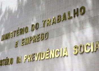 Ministério do Trabalho e Emprego envia notificações a 80 mil empregadores sobre débitos no FGTS de domésticos. Dívidas ultrapassam R$ 375 milhões.
