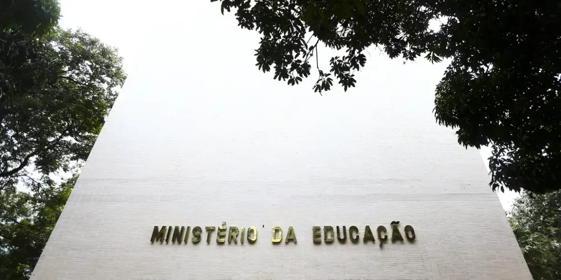 MEC divulga portaria com a lista de 456 cursos de graduação semipresenciais autorizados em 2025. Objetivo é dar transparência, garantir legalidade e evitar cursos falsos.