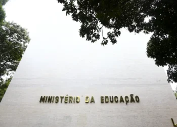 MEC divulga portaria com a lista de 456 cursos de graduação semipresenciais autorizados em 2025. Objetivo é dar transparência, garantir legalidade e evitar cursos falsos.