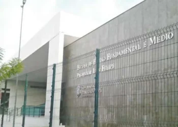 Um ataque a tiros em escola estadual de Sobral (CE) deixou dois alunos mortos e três feridos nesta quinta (25). Autoridades como Elmano de Freitas e Camilo Santana se manifestaram e prometeram reforço na segurança e apoio às famílias.