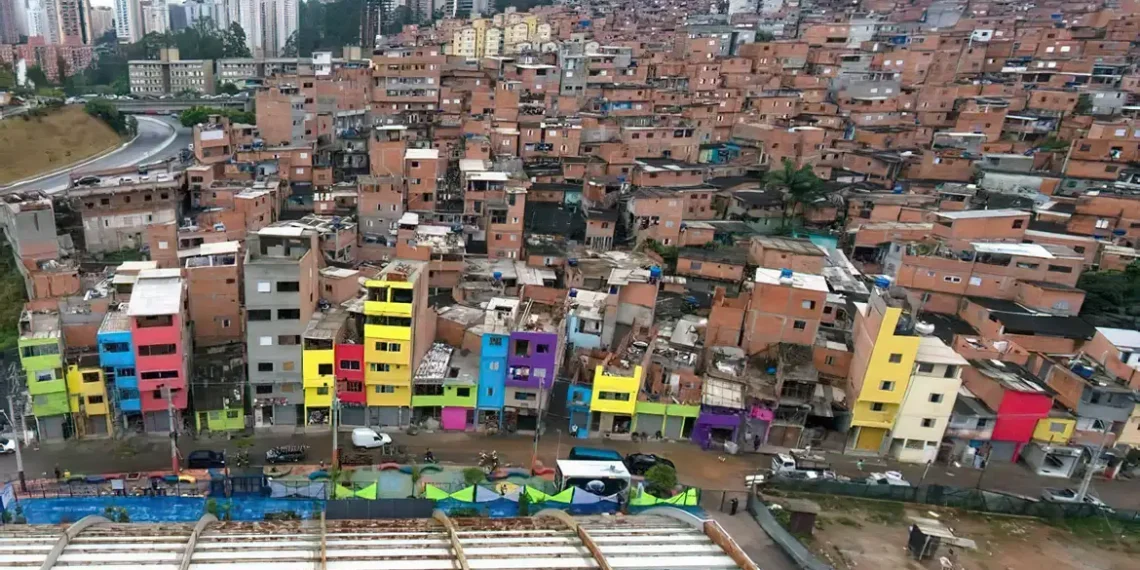 Boletim do Ipea revela que a deflação de agosto impactou mais as famílias de baixa renda, com queda no custo de vida acima de 0,20%, impulsionada por alimentos e conta de luz.