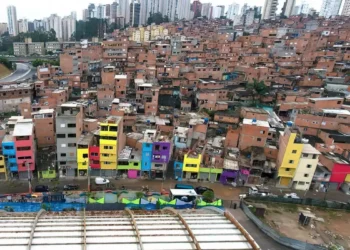 Boletim do Ipea revela que a deflação de agosto impactou mais as famílias de baixa renda, com queda no custo de vida acima de 0,20%, impulsionada por alimentos e conta de luz.
