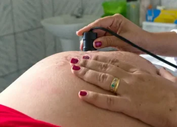 Levantamento da Fiocruz com 22 mil mulheres aponta queda de 47% para 7% na episiotomia no SUS e redução drástica da manobra de Kristeller. Apesar dos avanços, pré-natal incompleto e altas taxas de cesariana ainda são desafios no Brasil.