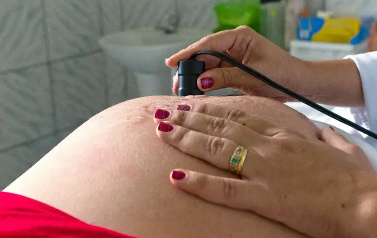 Levantamento da Fiocruz com 22 mil mulheres aponta queda de 47% para 7% na episiotomia no SUS e redução drástica da manobra de Kristeller. Apesar dos avanços, pré-natal incompleto e altas taxas de cesariana ainda são desafios no Brasil.