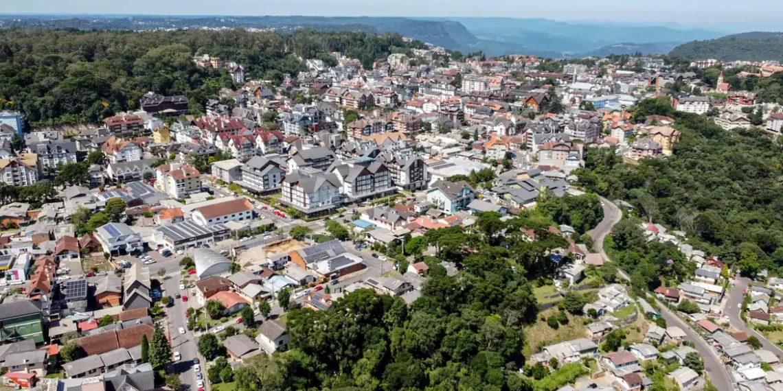 Turismo no Brasil registra crescimento de 6,5% em 2025, somando R$ 127,7 bilhões até julho, com destaque para Rio Grande do Sul e férias de julho.