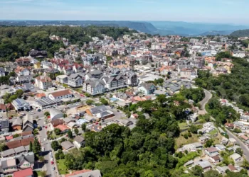 Turismo no Brasil registra crescimento de 6,5% em 2025, somando R$ 127,7 bilhões até julho, com destaque para Rio Grande do Sul e férias de julho.