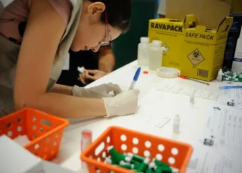 Casos de hepatite A cresceram 50% no Rio de Janeiro em 2025, chegando a quase 500 registros. Secretário de Saúde alerta sobre vacinação e cuidados com higiene.