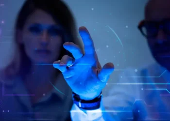 O uso de inteligência artificial nas empresas industriais brasileiras saltou 163% em dois anos, segundo pesquisa do IBGE. Administrativas e comerciais lideram a adoção, com benefícios em eficiência e inovação.
