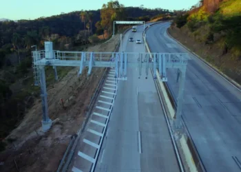 A BR-381/MG passa a operar com pedágio eletrônico 100% no sistema free flow. Os primeiros pórticos entram em funcionamento em Caeté e João Monlevade neste sábado (27).