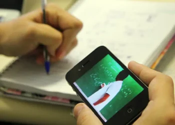 Brasil registra mais de 10,2 milhões de estudantes no ensino superior em 2024, segundo o Inep. EaD já representa 50,7% das matrículas, com destaque para pedagogia, administração e direito.