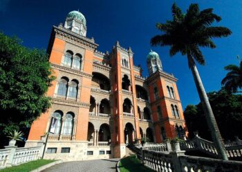O Senado realiza sessão especial em 16/9 para comemorar os 125 anos da Fiocruz, destacando seu papel na produção de vacinas, pesquisa científica e apoio às políticas de saúde no Brasil.