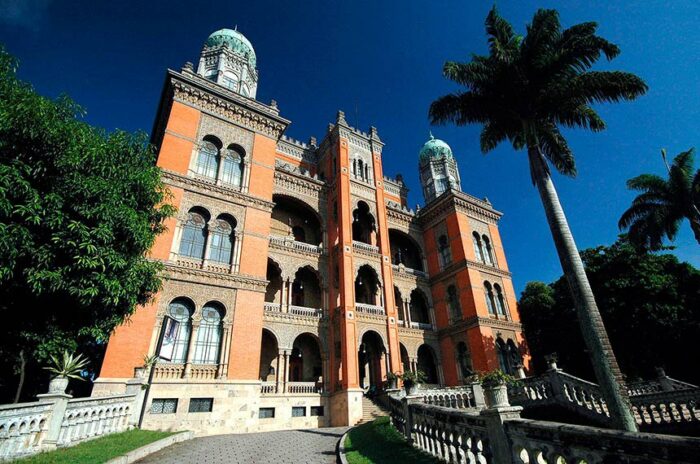 O Senado realiza sessão especial em 16/9 para comemorar os 125 anos da Fiocruz, destacando seu papel na produção de vacinas, pesquisa científica e apoio às políticas de saúde no Brasil.