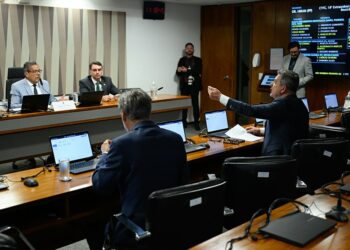 Proposta segue para a Câmara e determina que consumidores sejam notificados de forma direta sobre substituição ou retirada de prestadores de serviços de saúde.