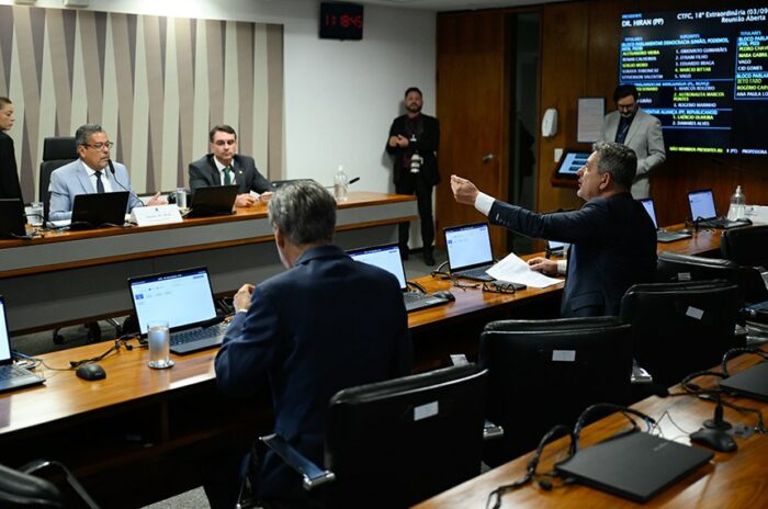 Proposta segue para a Câmara e determina que consumidores sejam notificados de forma direta sobre substituição ou retirada de prestadores de serviços de saúde.