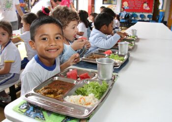 Projeto de lei que aumenta para 45% o valor mínimo da merenda escolar destinado à agricultura familiar segue para sanção presidencial. Texto prioriza assentamentos da reforma agrária, comunidades indígenas e quilombolas.