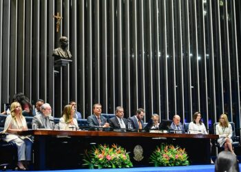Conselho Federal de Medicina (CFM) completa 80 anos e é homenageado no Senado. Parlamentares e médicos reforçaram a importância da ética, da fiscalização profissional e do exame nacional de proficiência para garantir a qualidade da medicina no Brasil.