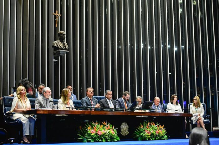 Conselho Federal de Medicina (CFM) completa 80 anos e é homenageado no Senado. Parlamentares e médicos reforçaram a importância da ética, da fiscalização profissional e do exame nacional de proficiência para garantir a qualidade da medicina no Brasil.