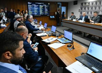 A CPMI do INSS aprovou requerimento ao STF solicitando prisão preventiva de 21 pessoas acusadas de fraudes contra aposentados e pensionistas. Entre os investigados estão ex-diretores do INSS, lobistas e empresários.