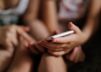 Governo edita MP que dá seis meses para plataformas se adequarem ao ECA Digital, reforçando proteção de crianças e adolescentes na internet.