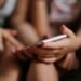 Governo edita MP que dá seis meses para plataformas se adequarem ao ECA Digital, reforçando proteção de crianças e adolescentes na internet.